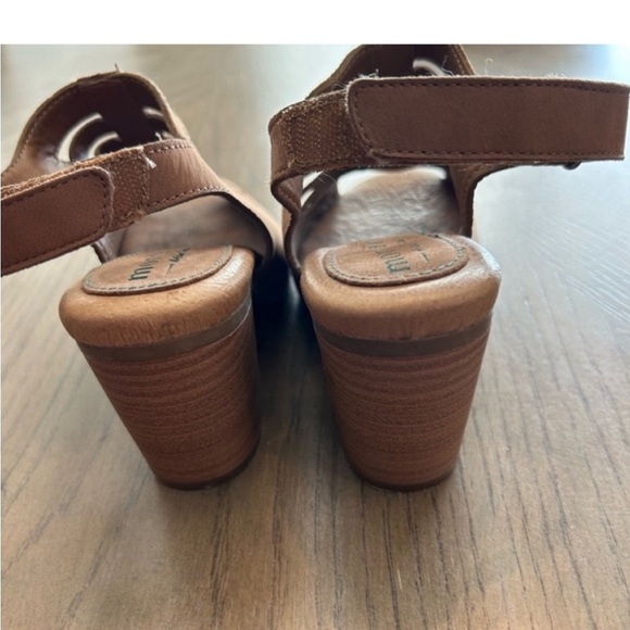 Montana tan Velcro strap block heel size 6M - Picture 5 of 7